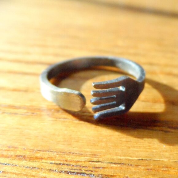 DISNEY Fork Ring sz 7 Dark colored metal - Picture 4 of 6